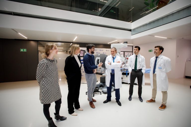 Abraham Molina explicando en IMED Hospitales
